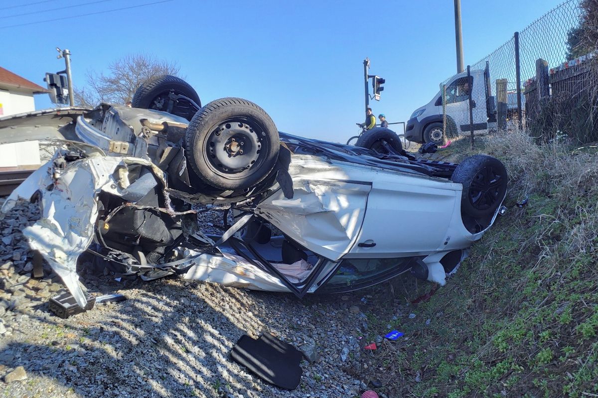 Vlak na Chrudimsku srazil na přejezdu auto, kompletně ho zdemoloval