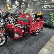 Mezi motorkami byly vystaveny i stroje, které využijí kutilové.