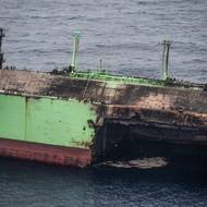 Zásahy loď výrazně poškodily a zachvátil ji požár. Nicméně se nepotvrdily první informace o tom, že se potopila. Zůstává na hladině, i přes ohromnou díru v trupu. 