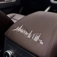 Na loketní opěrce je vyobrazena silueta Chicaga.