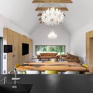 Chloubou interiéru je jídelní stůl z masivu.