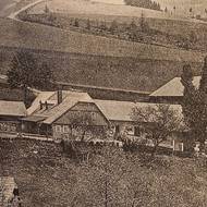 Výřez historické fotografie, na které je objekt výrobny likéru Honcovka.