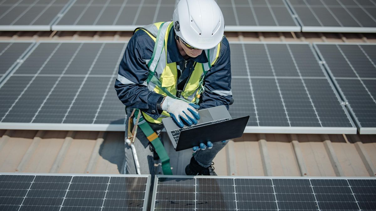 Zkontrolujte fotovoltaiku po zimě. Teď to bolí daleko méně než uprostřed sezony