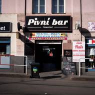 Zenklova ulice pojmenovaná po někdejším primátorovi je plná různých podniků. Díky některým se Palmovce říká „Malá Indie“. 