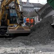 Stavbaři ve Škrétově ulici montují protihluková opatření, poté přijde na řadu kolejová konstrukce.