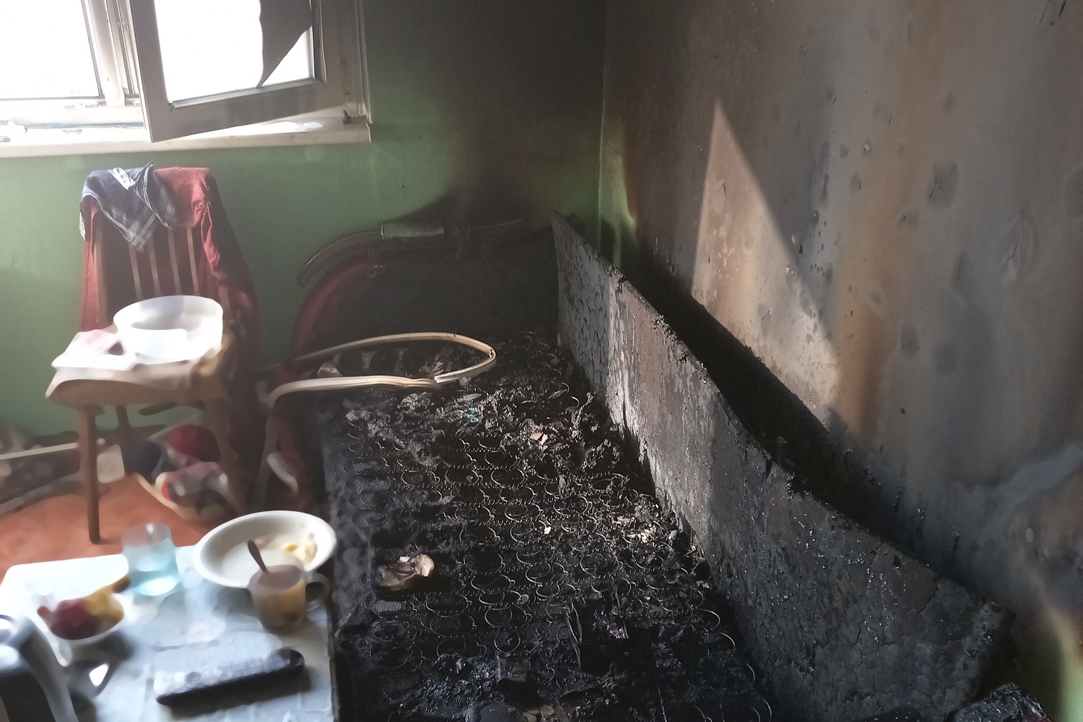 Při požáru bytu v osmém patře domu v Nové Pace zemřel člověk