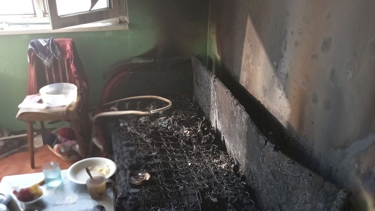 Při požáru bytu v osmém patře domu v Nové Pace zemřel člověk