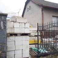 Firma Mazurák CZ skladuje stavební materiál na svých pozemcích.