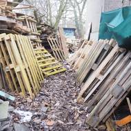 Ze zahrad domů se stává skladiště.