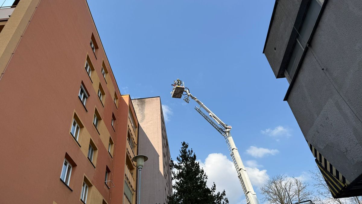 V Ostravě hořela střecha paneláku, záchranáři ošetřili tři lidi