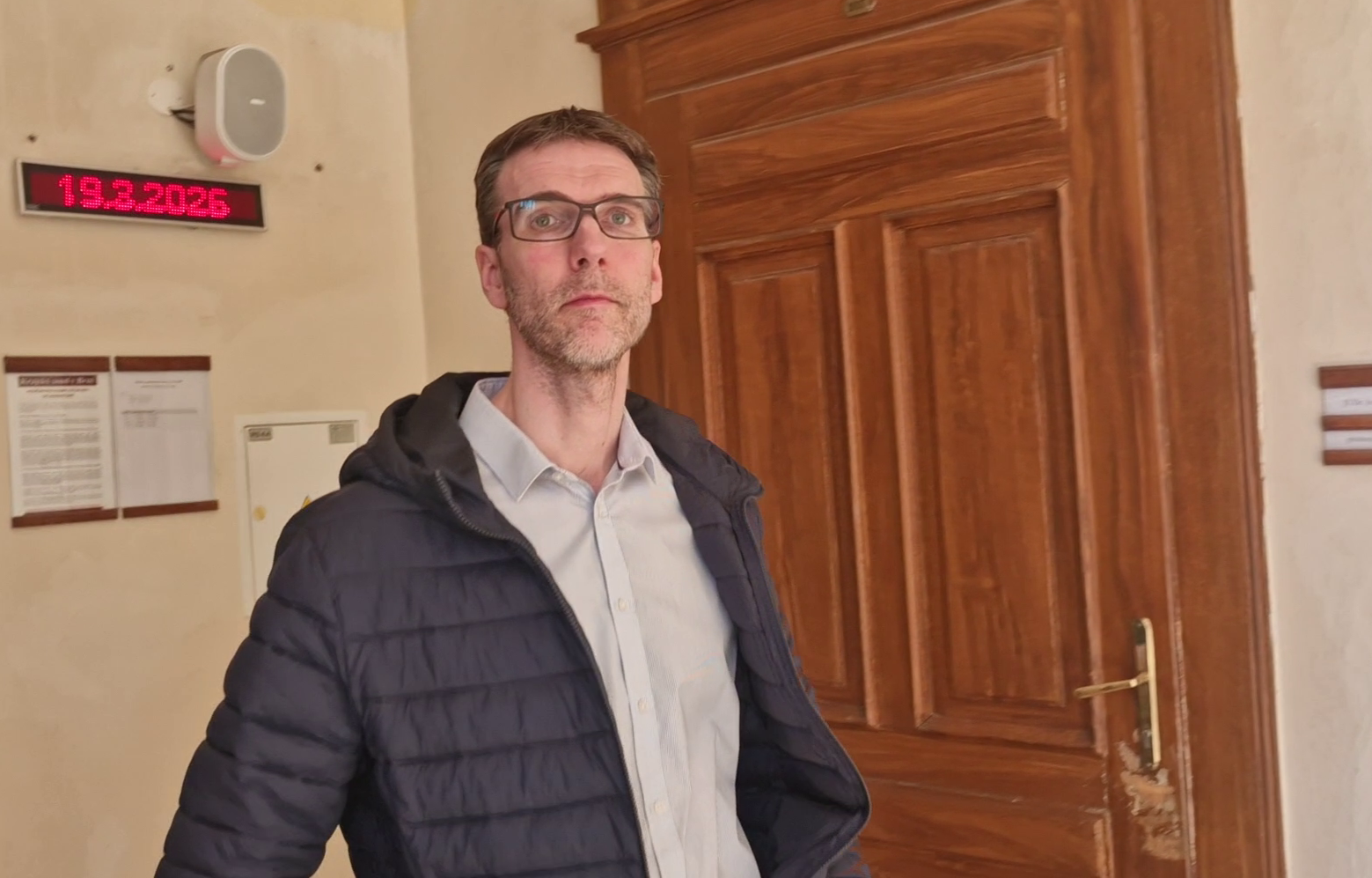 Muž si jel zastřílet k lesu a kontrolujícího myslivce nabral na kapotu. Dostal podmínku a přijde o zbraně