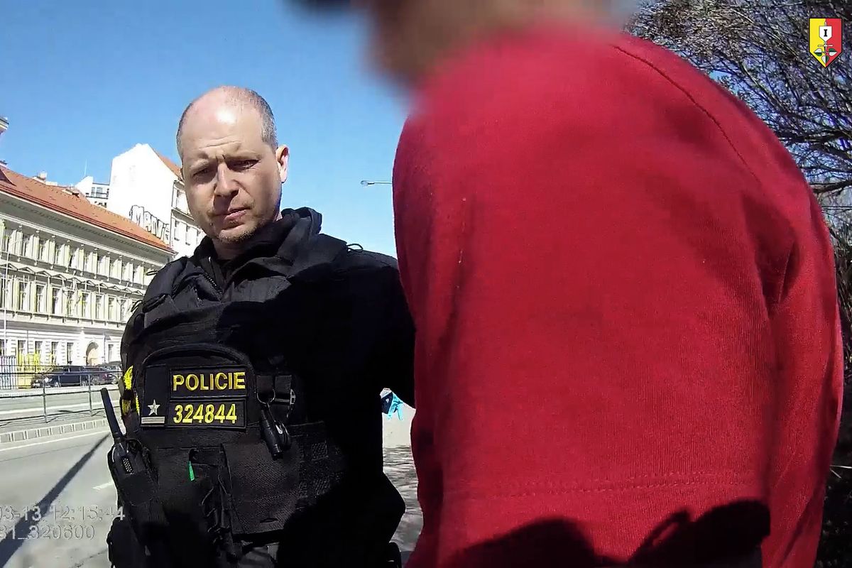 Přijeli vlakem z Ostravy do Prahy prodat přes půlkila pervitinu. Obchodní cesta skončila hned u nádraží