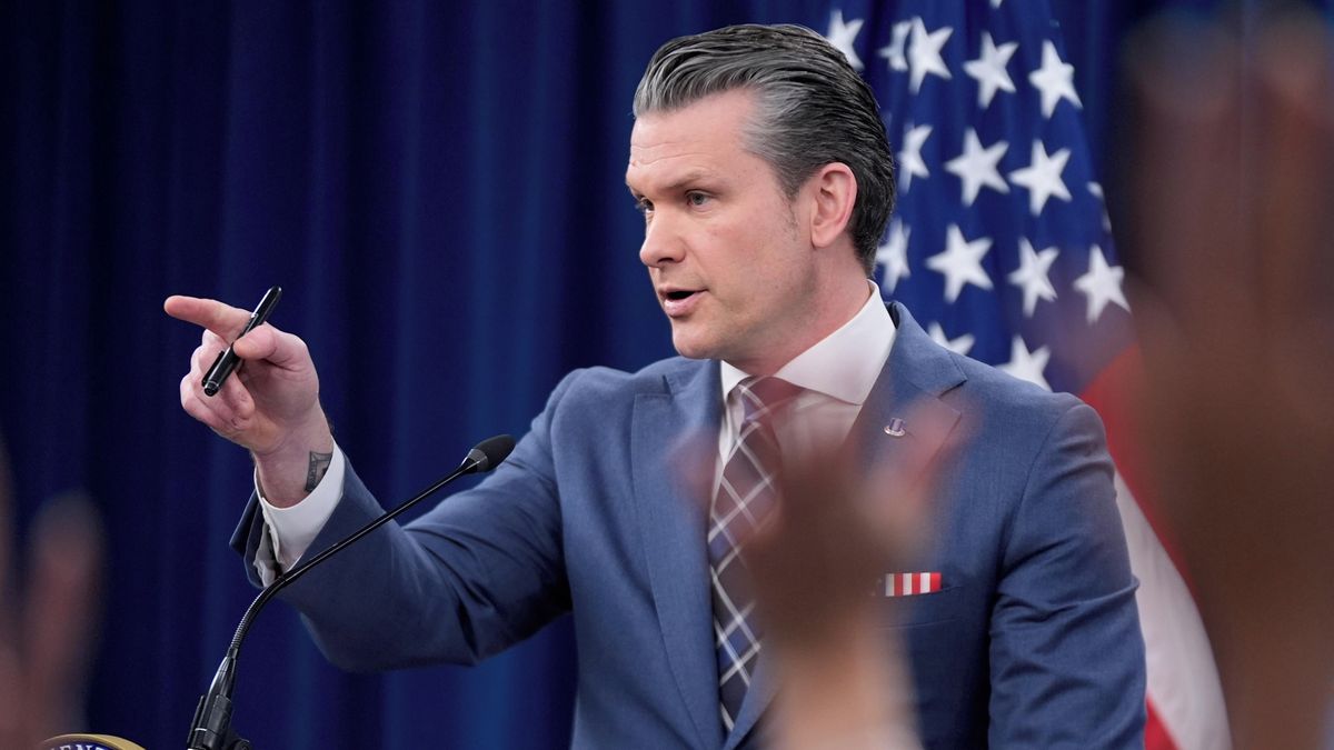 Makléř amerického ministra obrany chtěl před útokem na Írán investovat do zbrojařů