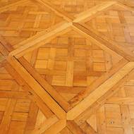 Mít kus Versailles doma? Právě tento vzor nastartoval „parketovou mánii“, která započala v 17. století a trvá až dodnes.