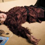 Jana Stryková v inscenaci Soukromé životy v Divadle Bez zábradlí