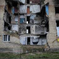 V zimě 2022 tvořil na Ukrajině, třeba ve zničeném domě ve městě Horenka. 