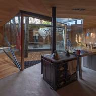 Každodenní život rodiny se odehrává kolem proskleného atria.