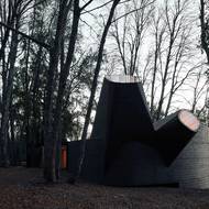 Do interiéru vstupuje světlo prostřednictvím světlíků.