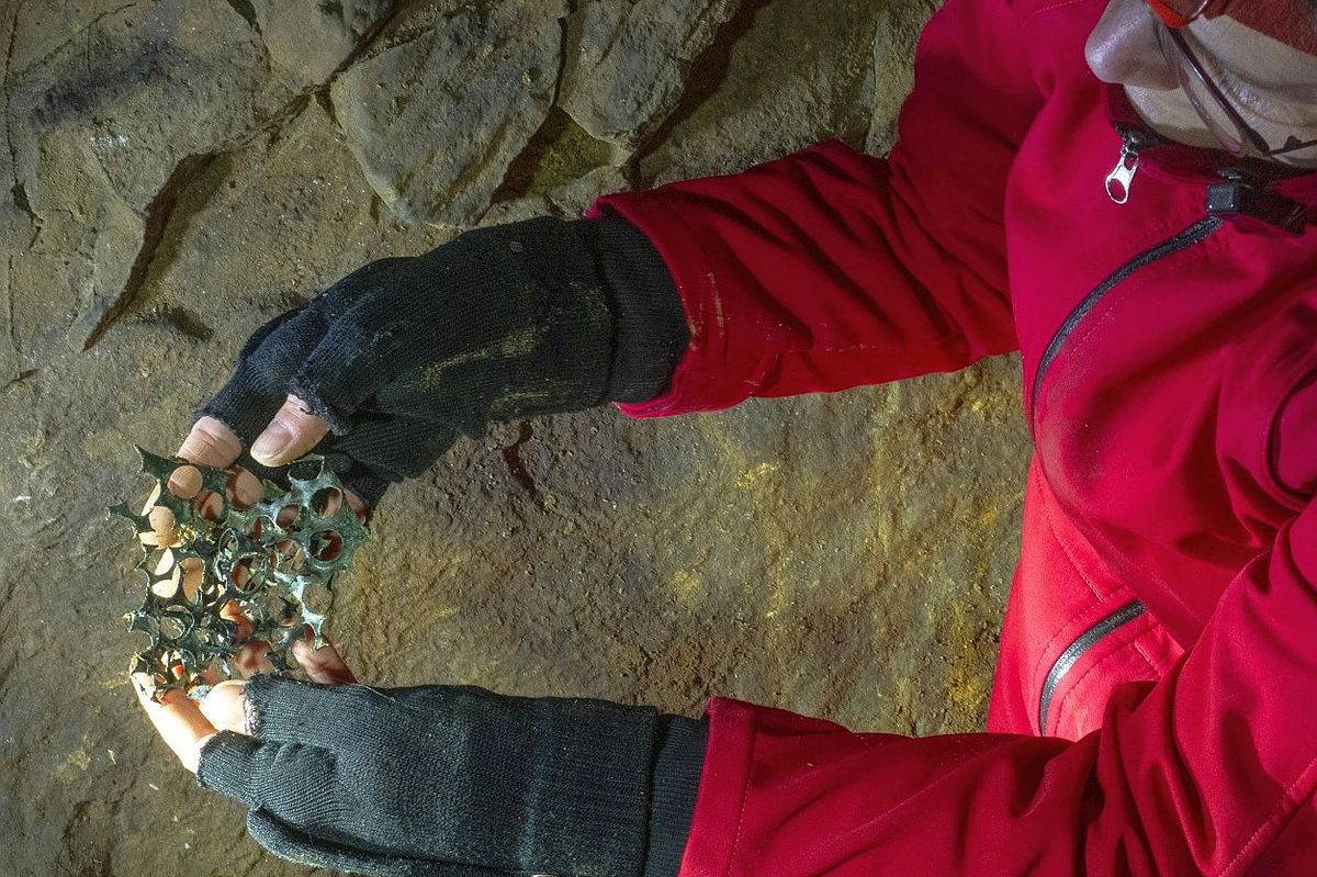 Na místě, kterým v Kateřinské jeskyni prošly statisíce lidí, se našly stopy po padělatelské dílně 