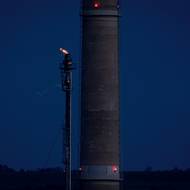 Bezpečnostní hořák, takzvaný flare, je vidět do velké dálky. Spaluje přebytečné nebo nebezpečné plyny.