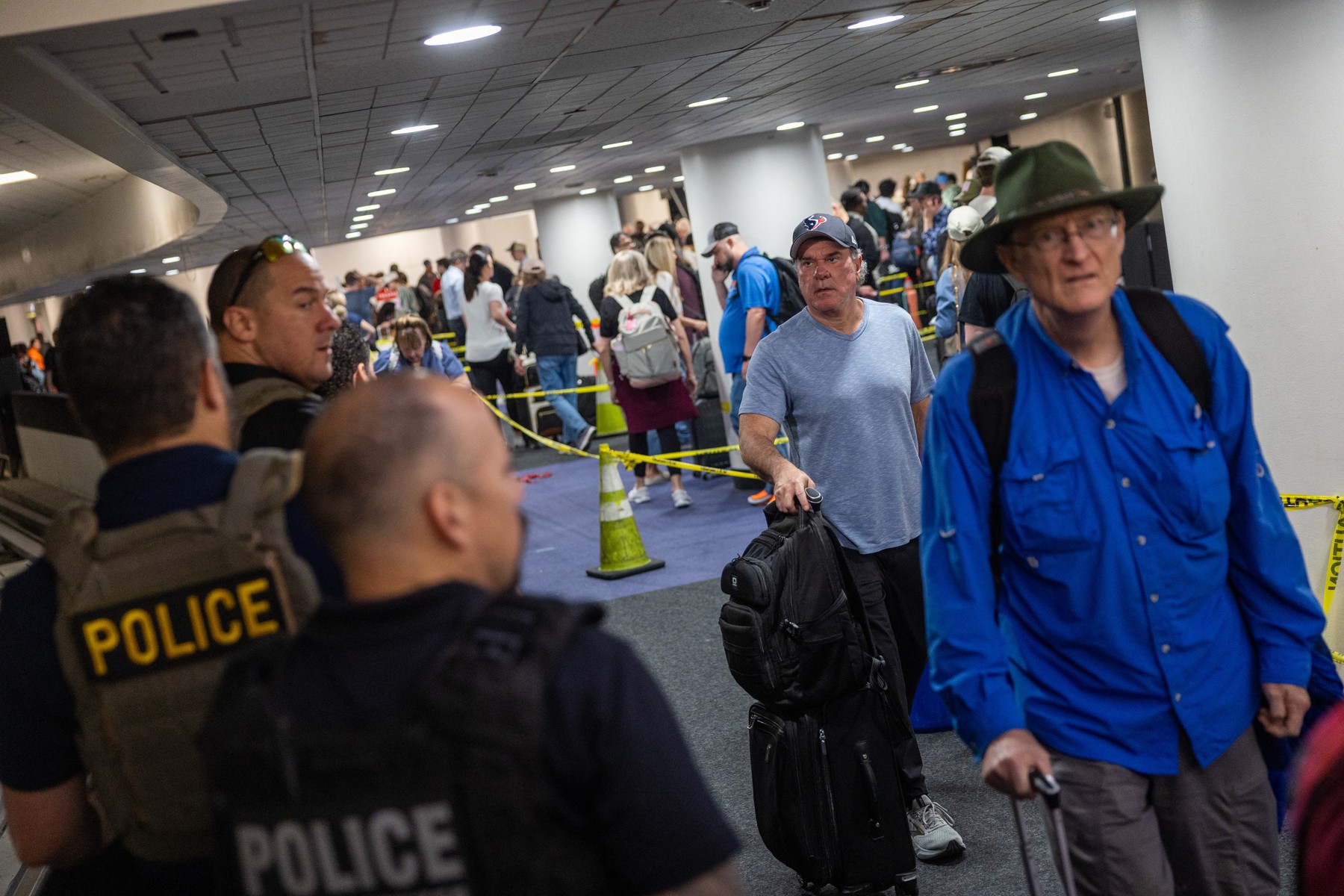 Na letišti v USA lidé čekají hodiny, kontroly ochromil výpadek personálu