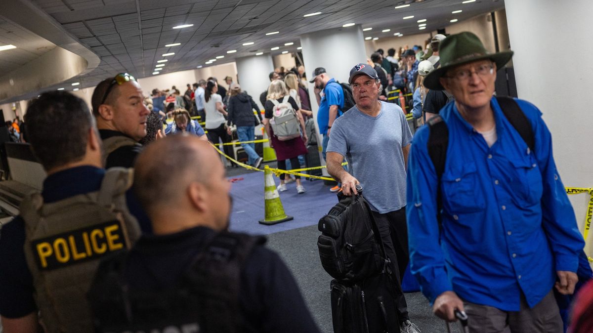 Na letišti v USA lidé čekají hodiny, kontroly ochromil výpadek personálu