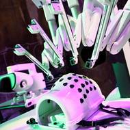 Robotický systém Da Vinci se v chirurgii využívá už od roku 2000 a dál se rozvíjí.