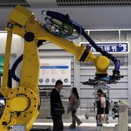 V praktickém použití se vedle humanoidních robotů prosazují i další formy. Třeba výroba automobilů čím dál víc závisí na robotických rukou.