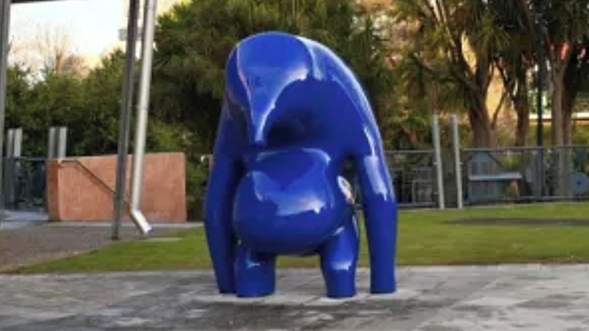 Australanka nalepila na sochu oči. Odsoudili ji za vandalismus