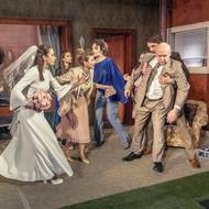 Hádka svatebčanů v v inscenaci Než hvězdy zapadnou v Divadle ABC