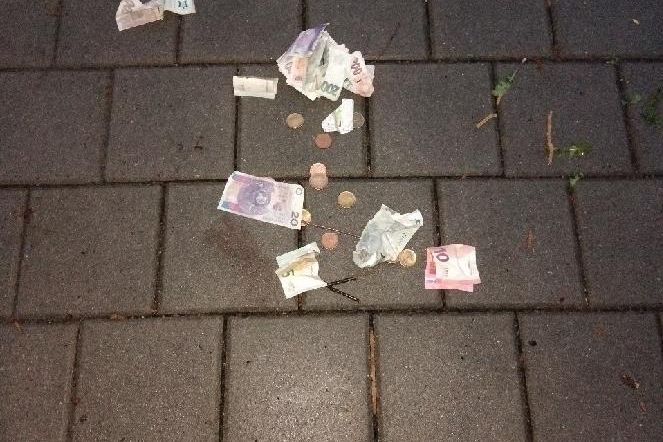 Na chodníku v Brně se válely desítky tisíc