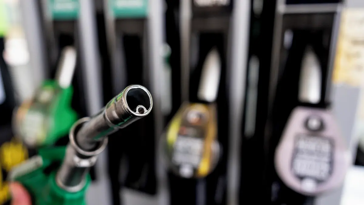 PŘEHLEDNĚ: Jak svět reaguje na drahý benzín a naftu