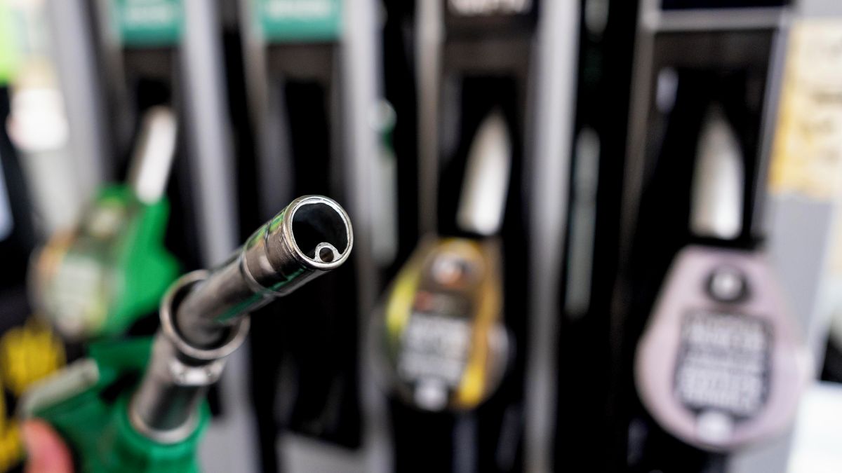 PŘEHLEDNĚ: Jak svět reaguje na drahý benzín a naftu