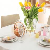 Kdo si opravdu potrpí na střídmost, nechá vyniknout na sváteční tabuli pouze čerstvé květiny.