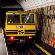 Po konci provozu je vypnutý proud v kolejišti, takže v metru jezdí vozíky na naftový pohon. 