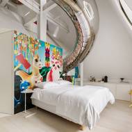 Kovový lesklý had se vine napříč všemi podlažími bytu.