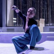 Heda, hrdá dcera generála Gablera, miluje jízdu na koni, hru na klavír a střelbu z pistole. O své budoucnosti má zcela jasnou představu. Jenže realita bývá tvrdá. Její manželství začne pod tlakem emocí kolabovat.