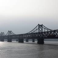 Most Přátelství mezi Čínou a Severní Koreou v Tan-tungu. Ve skutečnosti vedle sebe stojí dvě mostní konstrukce, vzadu je původní most, který nebyl po válečném bombardování obnoven, a tak ho z čínské strany zakončuje vyhlídková plošina.