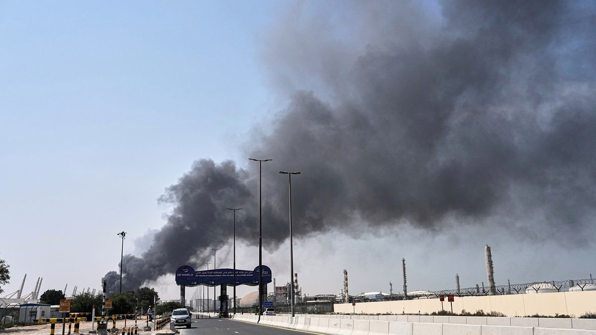 Dron v noci zasáhl dubajskou luxusní čtvrť