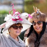 Nechyběly pokrývky hlavy v letní i zimní variantě.