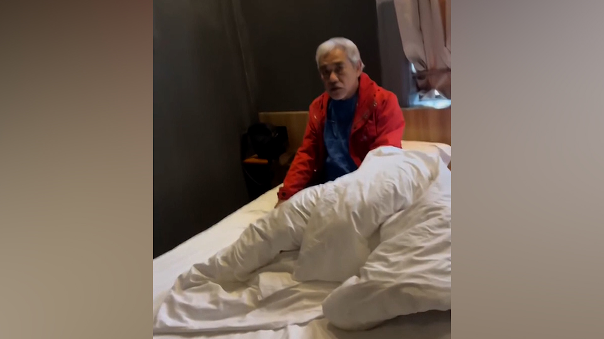 Khách du lịch trải qua cú sốc. Dưới chăn trong phòng khách sạn phát hiện nhân viên ẩn nấp