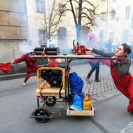 Po cestě bylo několik zastávek, kde proběhlo krátké divadelní vystoupení.