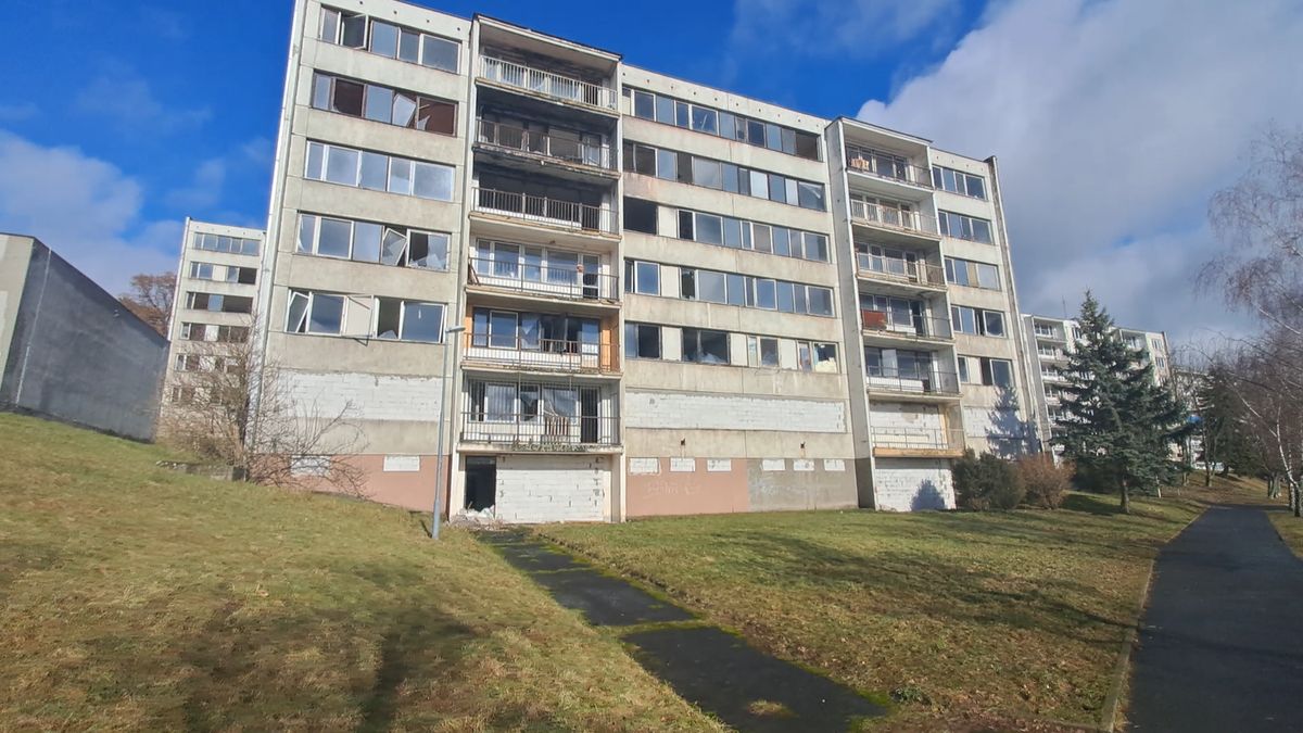 Litvínov nezískal dotaci na vykoupení bytů ve vybydleném paneláku v janovském ghettu, zvažuje vyvlastnění