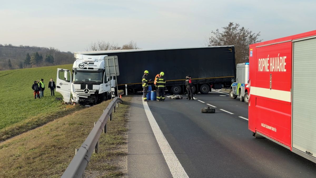 Tragická nehoda na Kladensku. Dva lidé zemřeli na místě