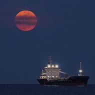 Ještě před týdnem byly u Limassolu hlavně nákladní lodě, teď kvůli operaci v Íránů připlouvají válečné.