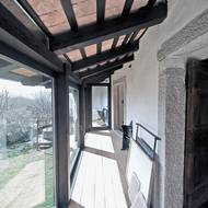 Pavlač s prosklenými stěnami je venkovní chodbou spojující místnosti v horním podlaží.