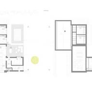 Půdorysy prvního nadzemního podlaží a podkroví prozrazují rozmístění místností.