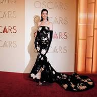 Květinový model Valentino v podání Anne Hathawayové.