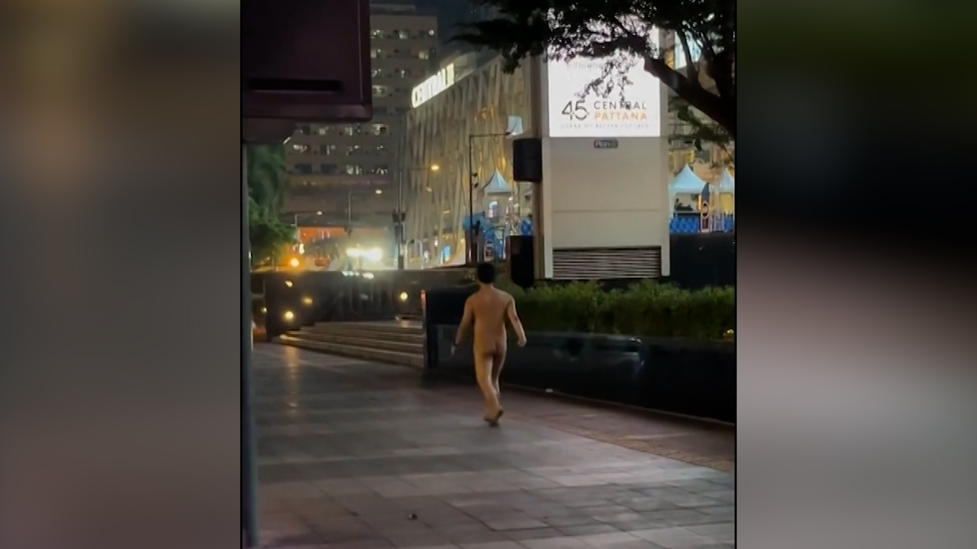 Người đàn ông khỏa thân tại Bangkok