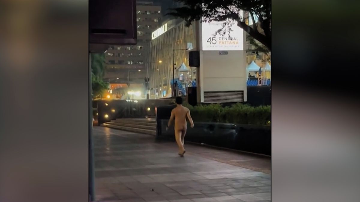 Po ulici v Bangkoku klusal naháč. Kolemjdoucí nevěřícně zírali s otevřenou pusou